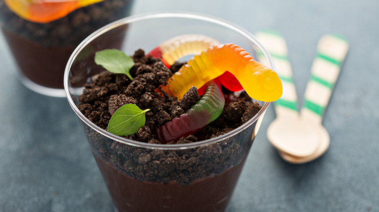 Dirt and worms dessert