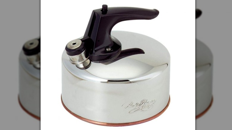 A 1 1/2 quart Revere ware tea kettle