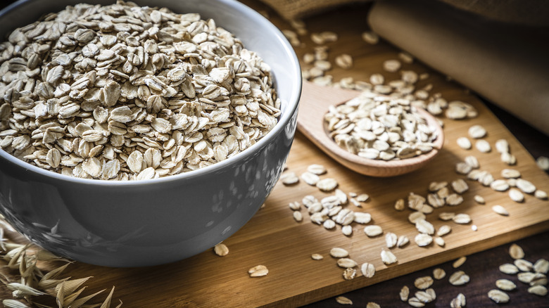 bowl of uncooked oats