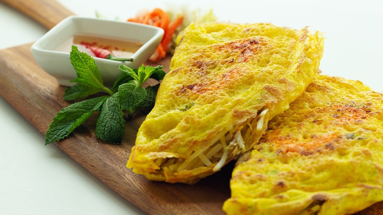 vietnamese rice crepes with fillings and fish sauce