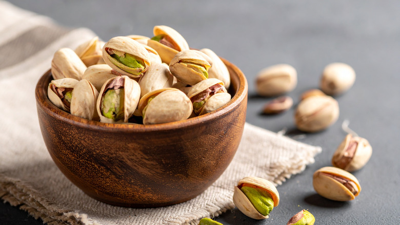 A bowl of pistachio nuts