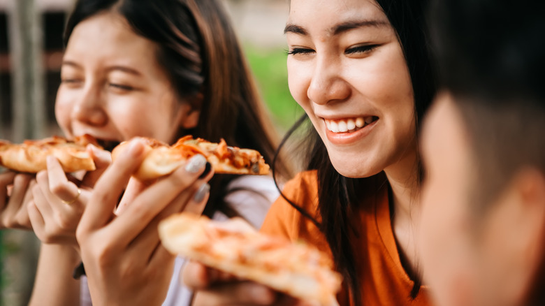 People eating pizza