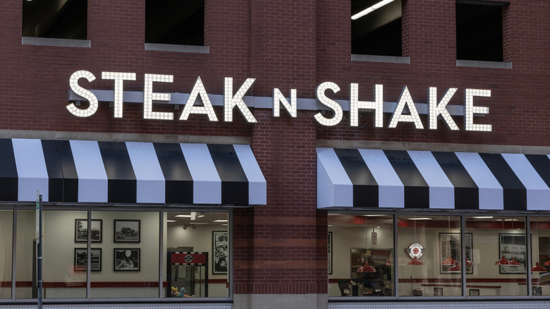 The exterior of a Steak 'n Shake