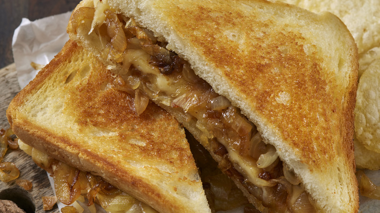 Grilled cheese sandwhich with caramelized onions