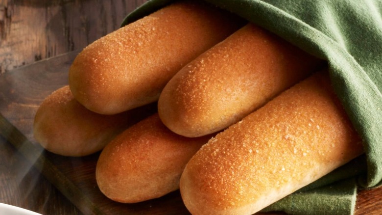 A close-up of a basket of Olive Garde breadsticks
