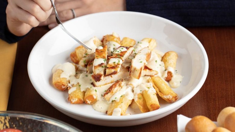 A bowl of Olive Garden chicken and pasta