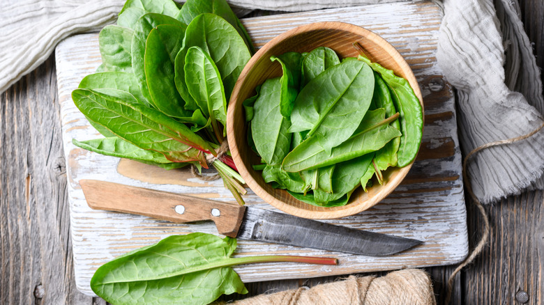 Green sorrel leaves arranged in wooden bowl