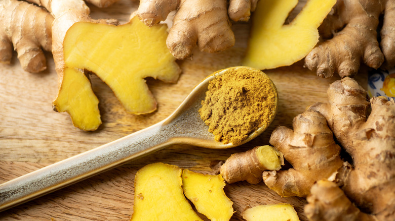 Raw and powdered ginger
