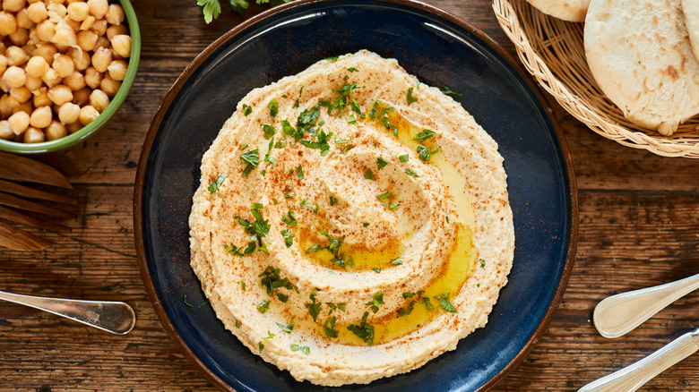 hummus with oil and parsley