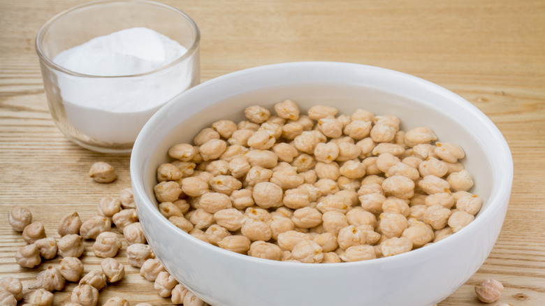 baking soda with dried chickpeas
