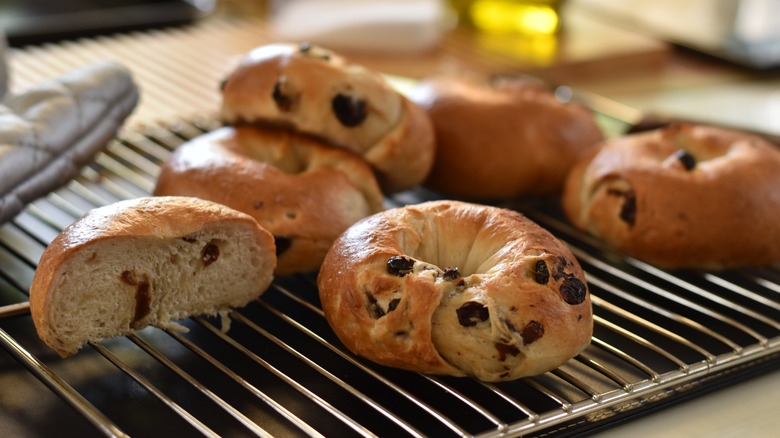 A pile of raisin bagels