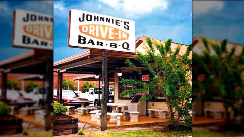 The exterior of Tupelo restaurant Johnnie's Drive-In