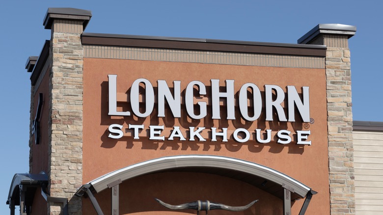 The outside of a LongHorn Steakhouse restaurant