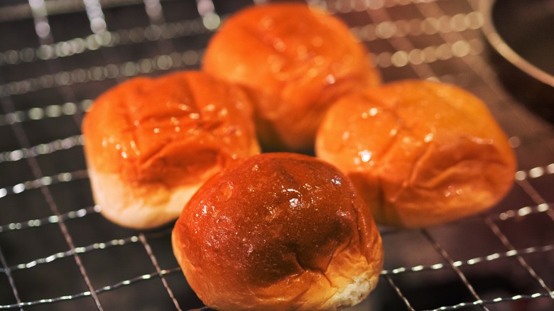toasting buns on grill