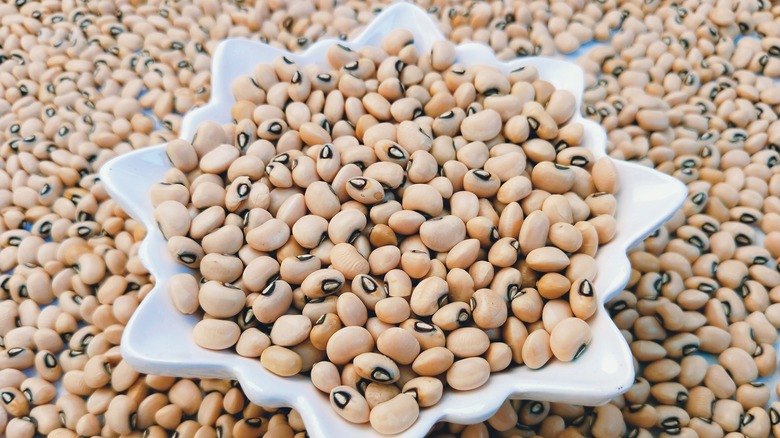 black-eyed peas in bowl