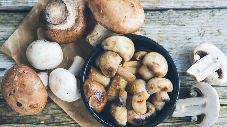 Raw and cooked brown and white mushrooms