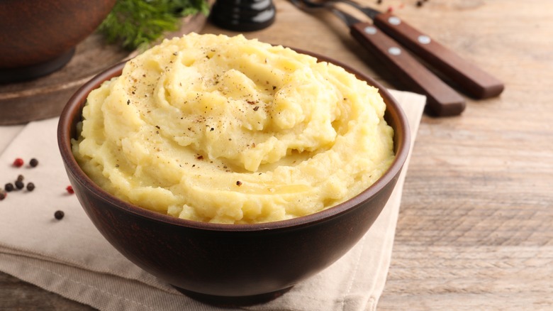 bowl of mashed potatoes