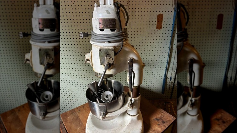 1919 kitchenaid mixer showing rust and dirt