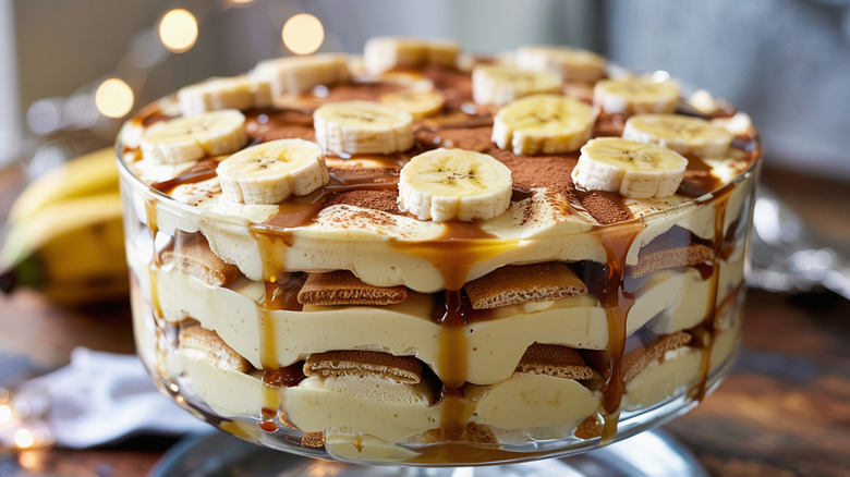 A close up of a banana pudding in a clear bowl