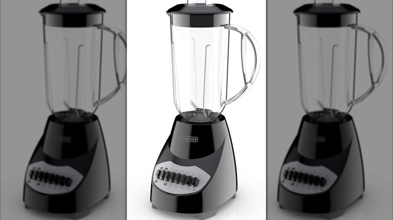 full sized blender in black color