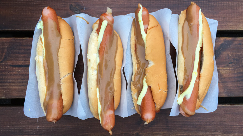 Four Icelandic hot dogs, topped with pylsusinnep sauce