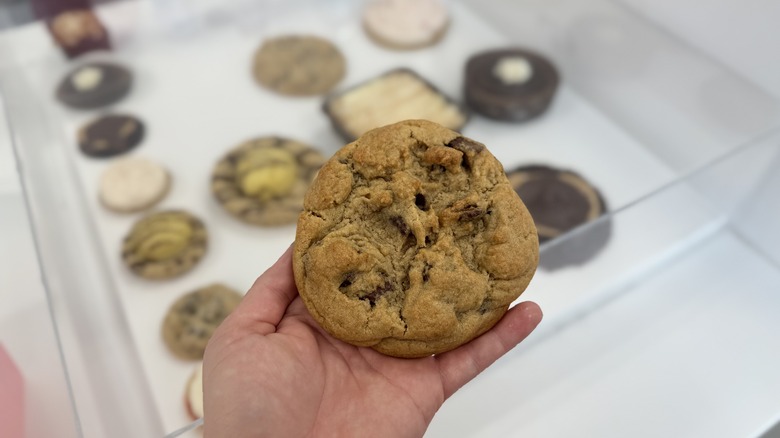 Crumbl cookie
