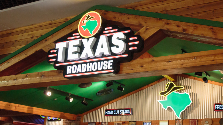 interior shot of texas roadhouse restaurant