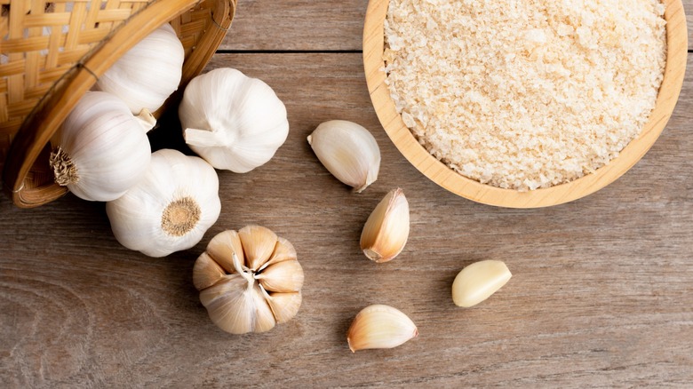 whole and powdered garlic on tabletop
