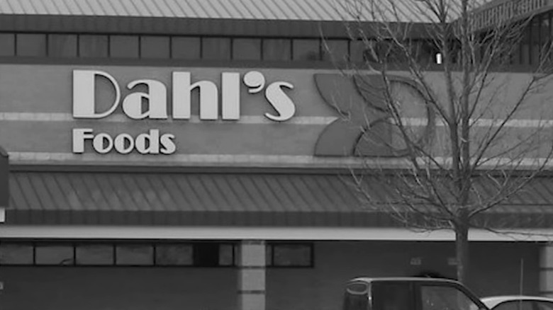 The sign on a Dahl's grocery store