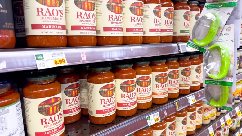 jarred pasta sauces on supermarket shelving