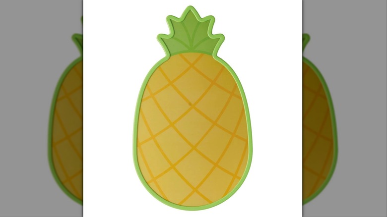 A pineapple shaped cutting board