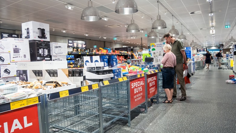 the center aisle in aldi with special buys