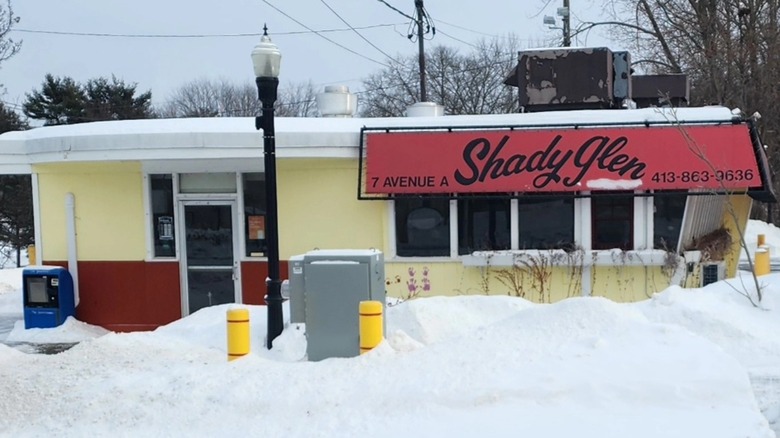 The outside of Shady Glen Diner in Massachusetts