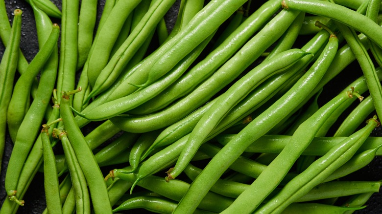 pile of fresh green beans