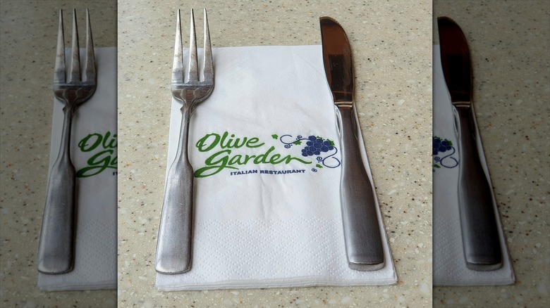olive garden table setting with knife fork and napkin