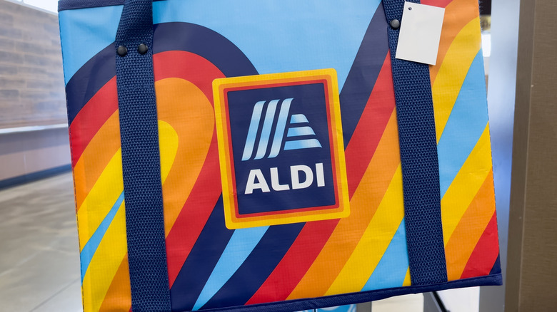 Closeup of Aldi reusable grocery bag