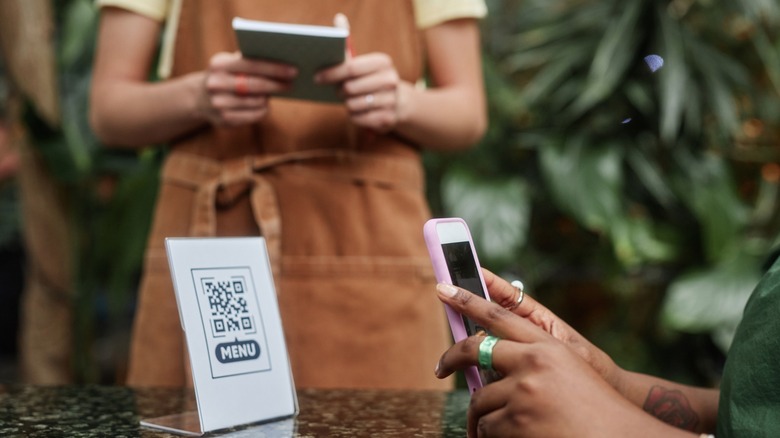 customer scans qr code menu at eatery