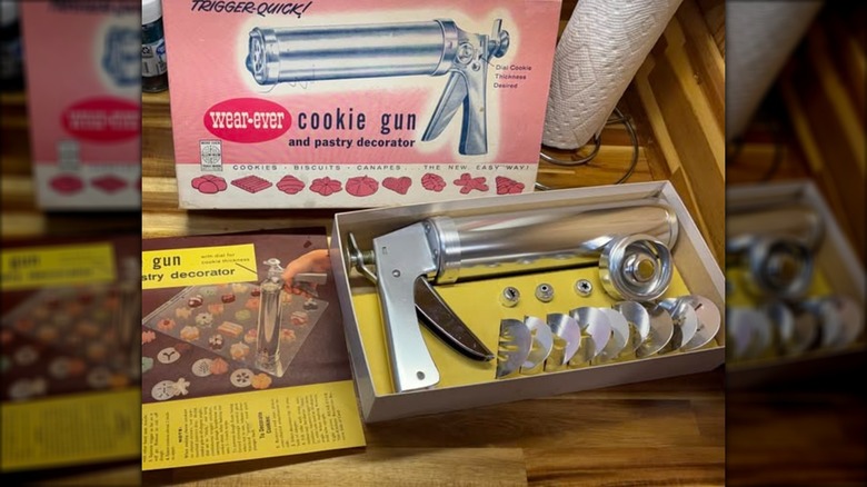 vintage cookie gun in original pink box
