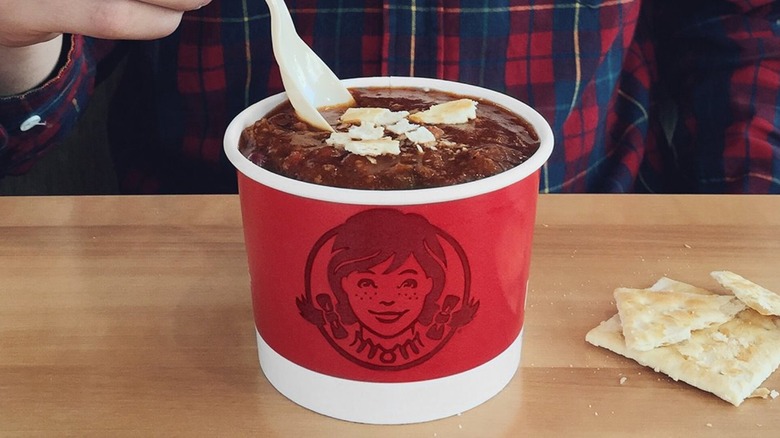 Closeup Wendy's chili with crackers