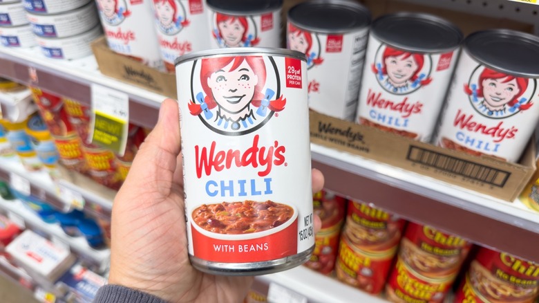 a hand holds wendy's canned chili
