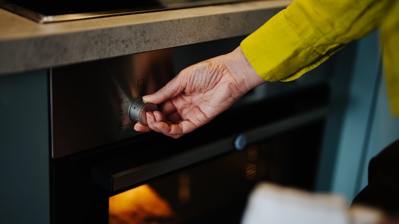 hand setting oven temperature