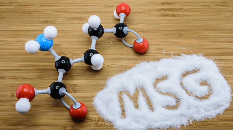 MSG powder and chemical bonds illustration
