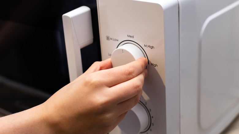 Adjusting power settings on a microwave oven using the dial