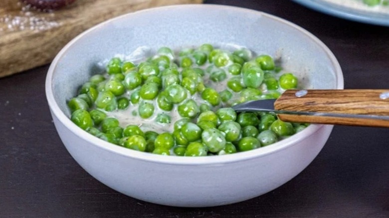 A bowl of creamed peas