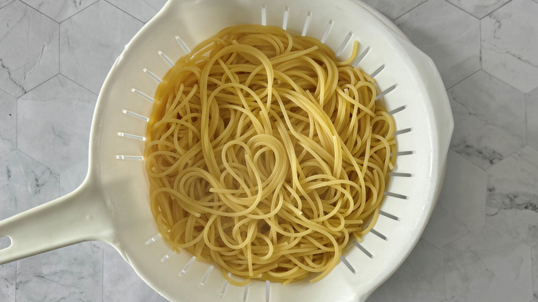 drained spaghetti in colander