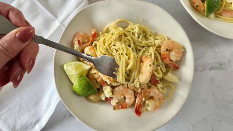 twirling garlic prawn and tomatillo spaghetti on fork
