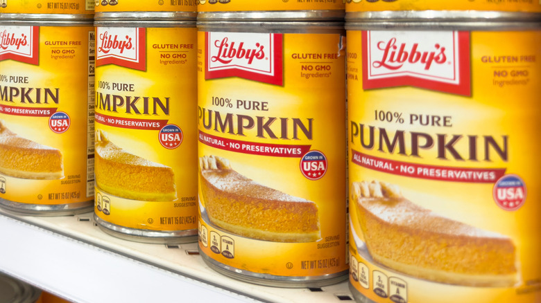 Cans of pumpkin purée in a store