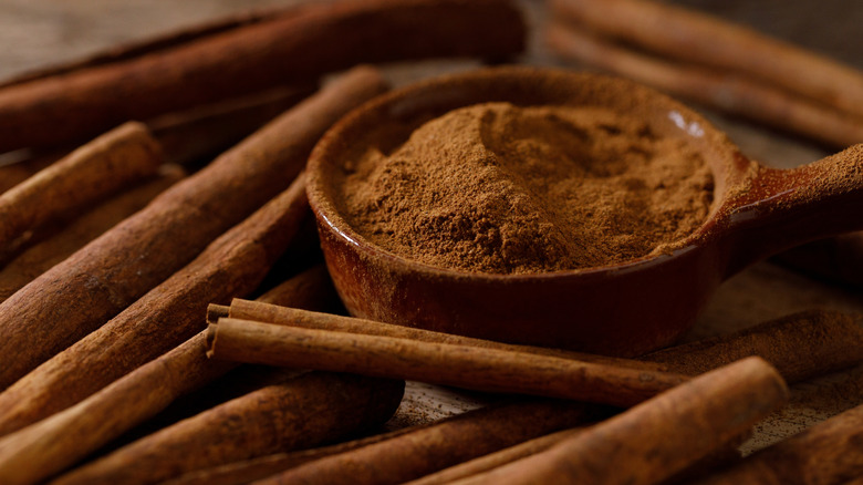 Cinnamon sticks and powder