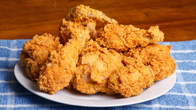 plate of golden fried chicken on blue towel