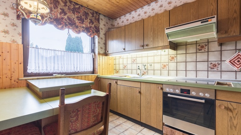 old kicthen with wallpaper and tile